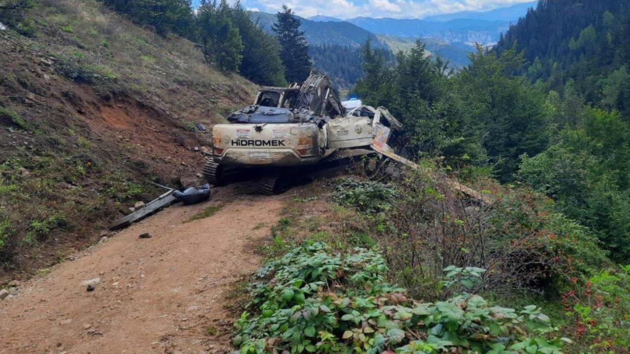 Artvin’de iş makinesi taşıyan kamyon uçuruma devrildi: 2 ölü